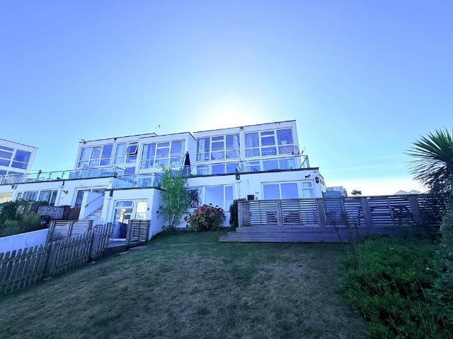 Pentire Avenue, Newquay, TR7 2 bed flat to rent £1,650 pcm £381 pw
