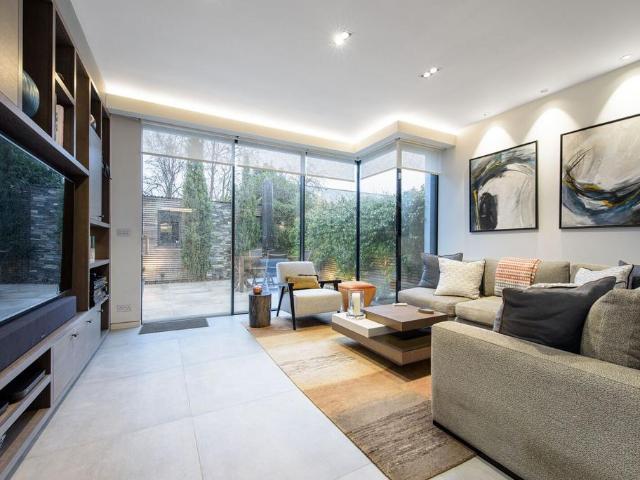 Pentland Close, Cricklewood, London. 3 bed house to rent £4,500 pcm £1,038 pw