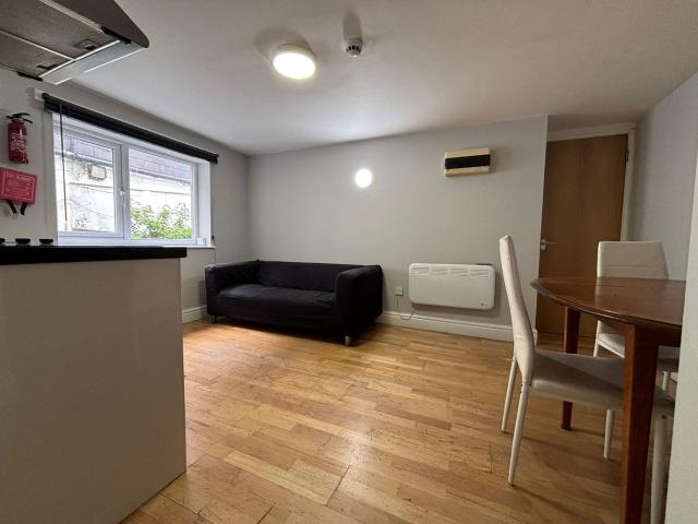 Penylan Road, Roath CF24, 2 bed flat to rent, £995 pcm | PrimeLocation