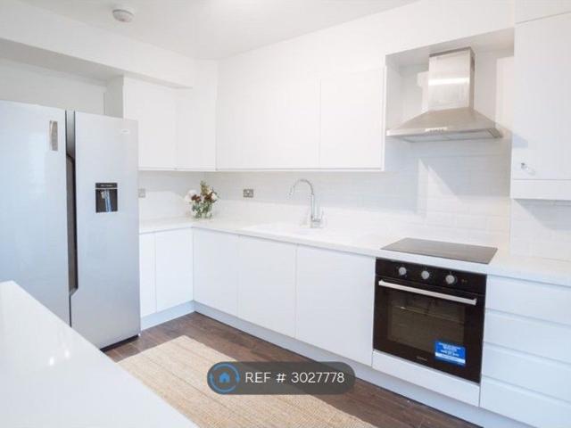 Pendennis House, London SE8, 4 bed flat to rent, £3,200 pcm | PrimeLocation