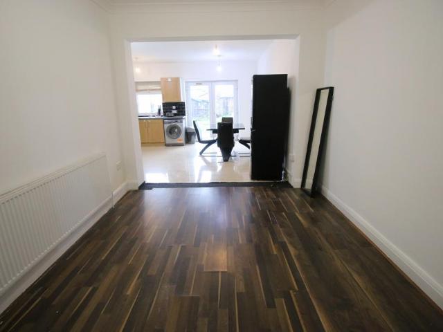 Penderel Road, HOUNSLOW, TW3 4 bed semi detached house to rent £2,600 pcm £600 pw