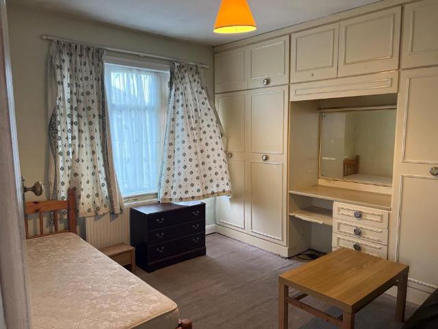 Penderel Road, Hounslow TW3, 2 bed flat to rent, £1,600 pcm | PrimeLocation