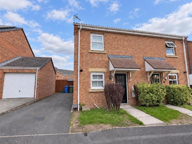 Pendinas, Wrexham LL11 2 bed semi detached house to rent £895 pcm £207 pw