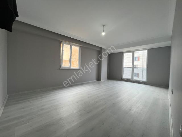 Pendikte Havalimanına Sınır Çıkmasız Bina 2+1 Kiralık 80m2 Daire