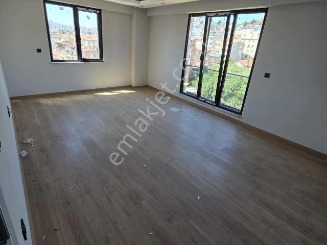 Pendik Çınardere Mahallesi'nde Panoramik Manzaralı 2+1 Satılık