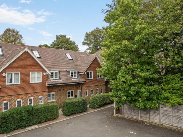 Penfold Close Reigate RH2 4 bed terraced house to rent £3,250 pcm £750 pw
