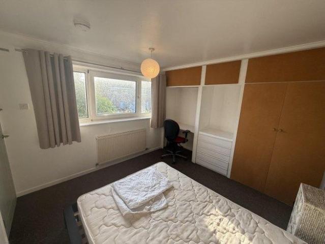 Penhill Crescent 5 bed flat to rent £2,495 pcm £576 pw