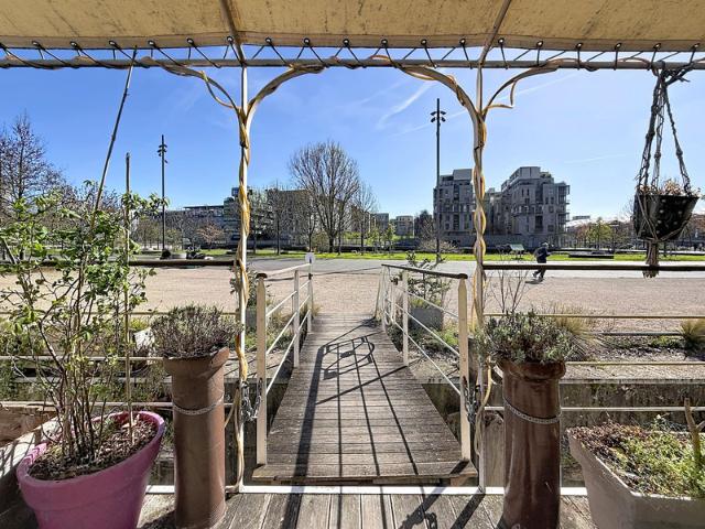 A 15 mn de Perrache Au calme Péniche habitation + studio / 170 m² avec vue exceptionnelle
