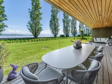 Peninsula Beach House – Laguna: Exklusive Eigentumswohnung mit direktem Zürichsee Zugang