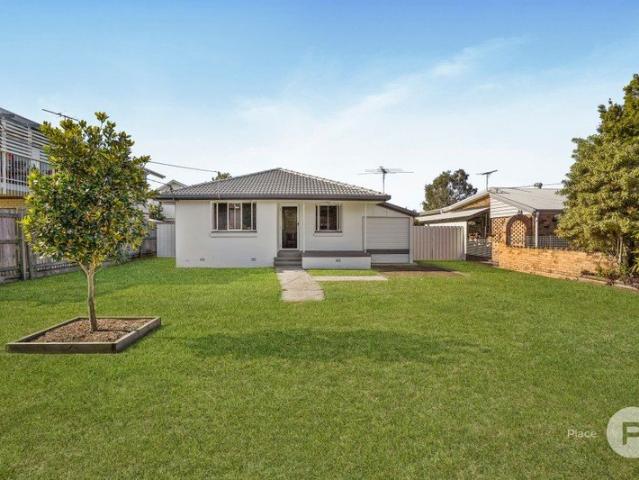 Peninsula Living on a Massive 632m² Block Toys, Tools & All the Space You Need
