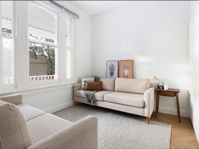 Peninsula living with contempory flair