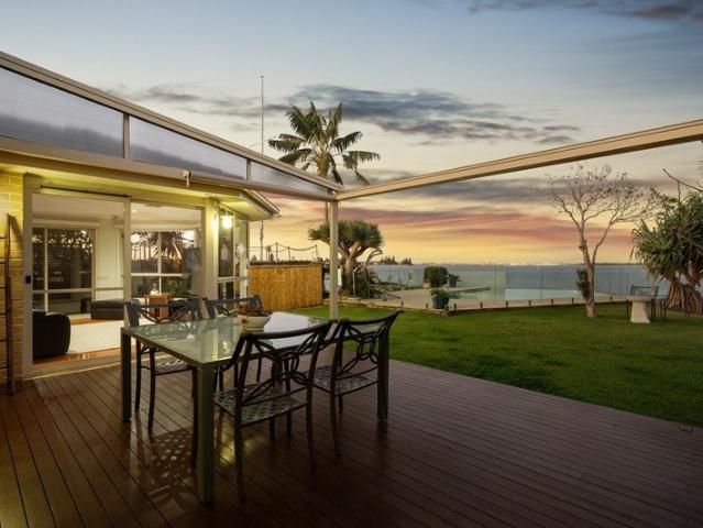 Peninsula Waterfront Entertainer with Panoramic Views