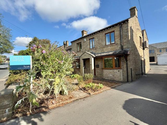 Penistone Road, Shelley. 4 bed detached house to rent £1,550 pcm £358 pw