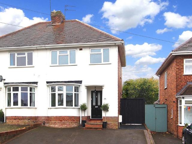 PENN, Hollybush Lane 3 bed semi detached house to rent £1,375 pcm £317 pw