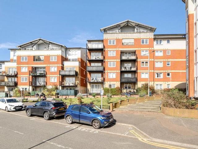 Penn Place, Northway, Rickmansworth, WD3 2 bed flat to rent £1,850 pcm £427 pw