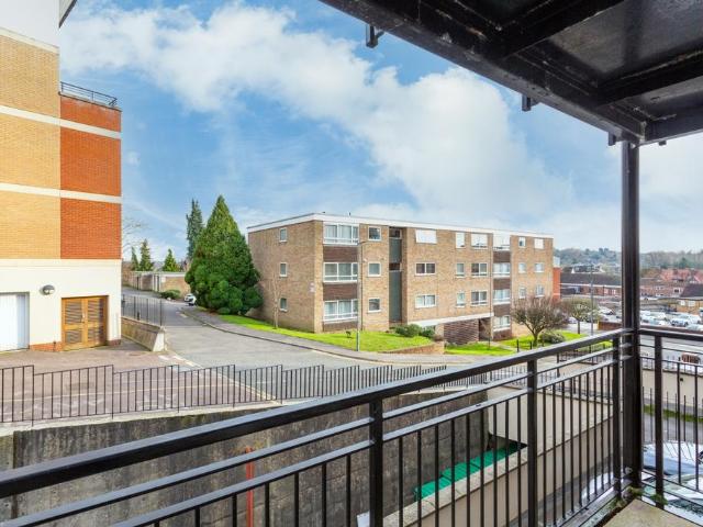 Penn Place Northway WD3 2 bed flat to rent £1,850 pcm £427 pw