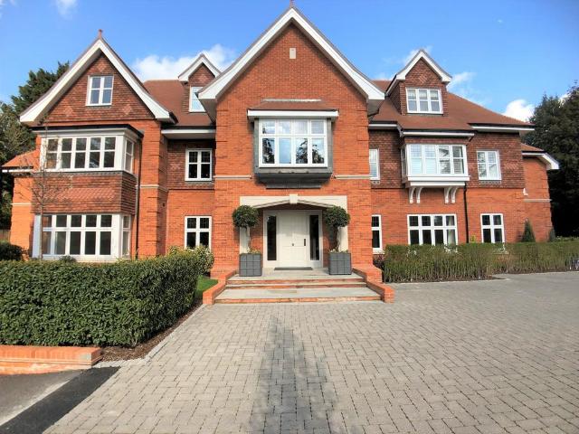 Penn Road, Beaconsfield, HP9 3 bed apartment to rent £5,500 pcm £1,269 pw
