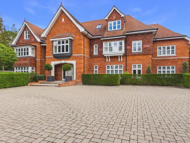 Penn Road, Beaconsfield. 3 bed apartment to rent £4,950 pcm £1,142 pw