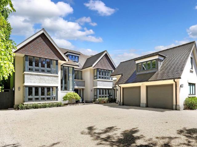 Penn Road, Beaconsfield. 6 bed detached house to rent £25,000 pcm £5,769 pw