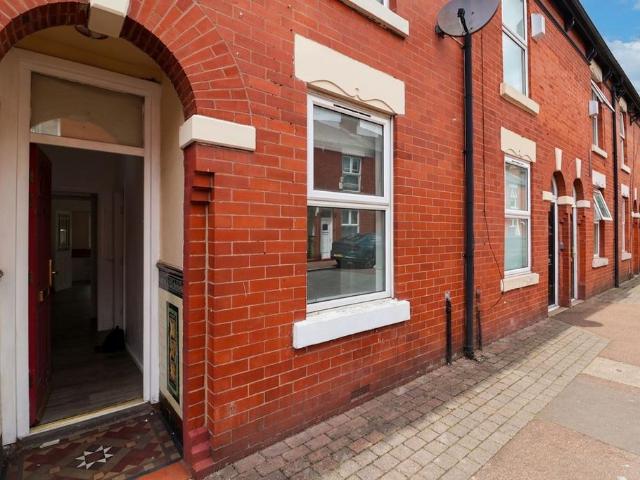 Pennell Street, Manchester M11 2 bed terraced house to rent £1,100 pcm £254 pw