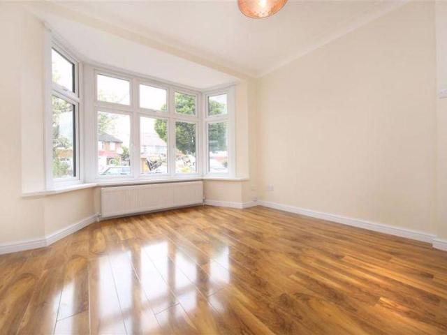 Pennine Drive, London NW2 2 bed property to rent £2,250 pcm £519 pw