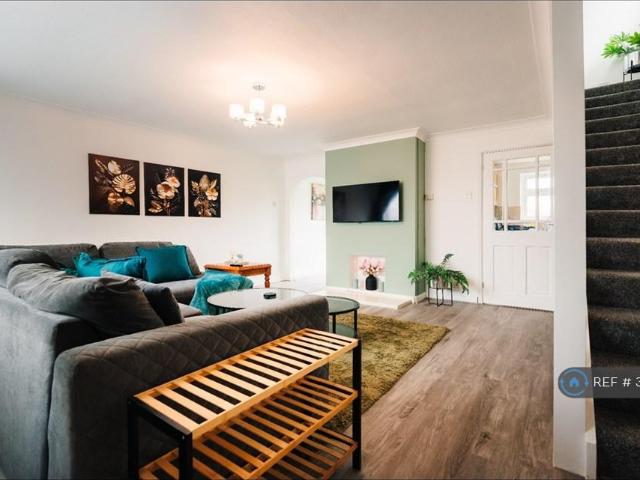 Pennine Way, Harlington, Hayes, UB3 3 bed semi detached house to rent £2,200 pcm £508 pw
