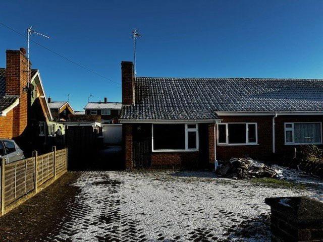 Pennine Way Kettering 3 bed bungalow to rent £1,275 pcm £294 pw