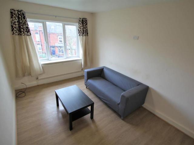 Pennington Court, Woodhouse, Leeds. 2 bed apartment to rent £870 pcm £201 pw