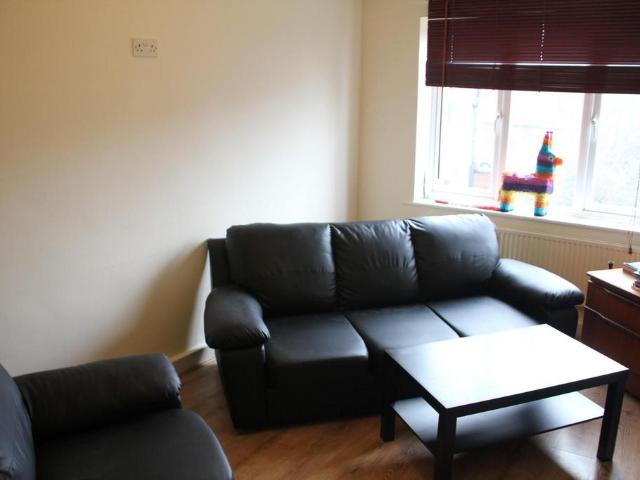 Pennington Court, Woodhouse, Leeds. 3 bed apartment to rent £1,625 pcm £375 pw