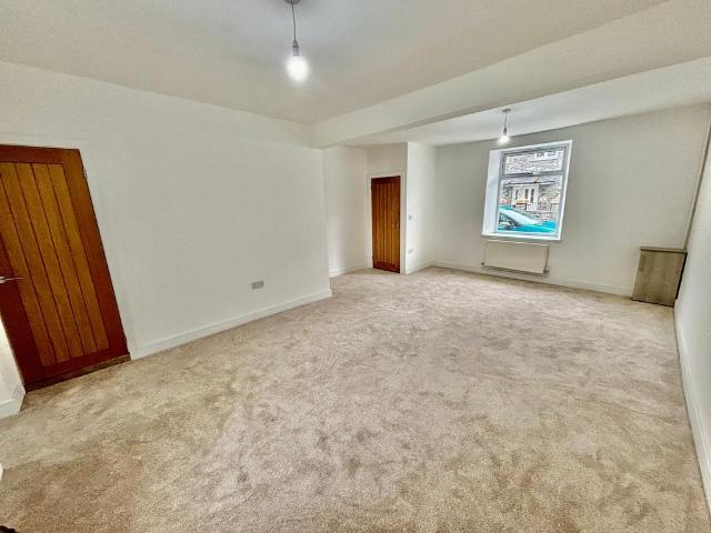 Penrhiwceiber Road, Mountain Ash, CF45 3 bed terraced house to rent £800 pcm £185 pw