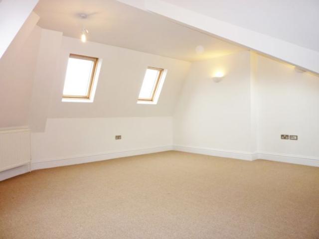 Penrhyn Crescent, Sheen SW14, 2 bed flat to rent, £2,250 pcm | PrimeLocation