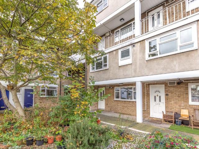Penrhyn Gardens, Kingston KT1, 3 bed flat to rent, £2,495 pcm | PrimeLocation