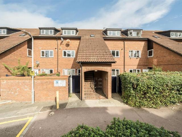 Penrith Close, Uxbridge, UB8 2 bed maisonette to rent £1,650 pcm £381 pw
