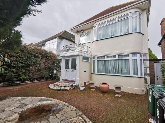 Penshurst Gardens, Edgware 4 bed detached house to rent £3,600 pcm £831 pw