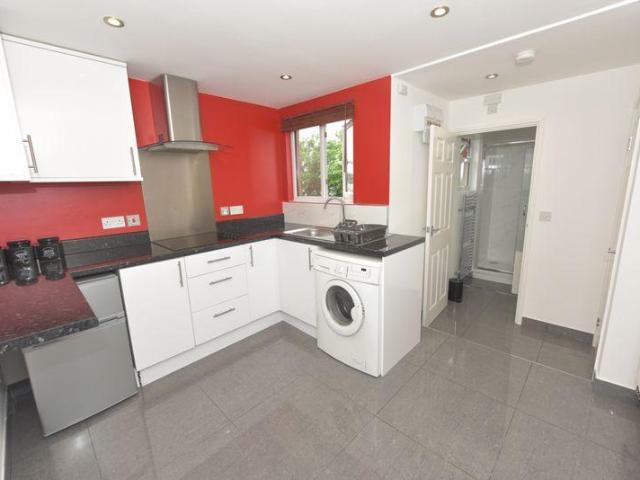 Penshurst Road, Thornton Heath Studio to rent £1,300 pcm £300 pw