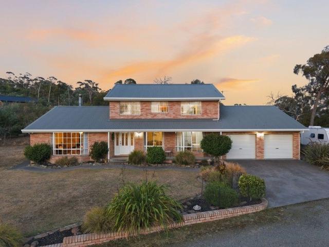 Peace, Privacy & Room to Breathe A True Dodges Ferry Family Haven