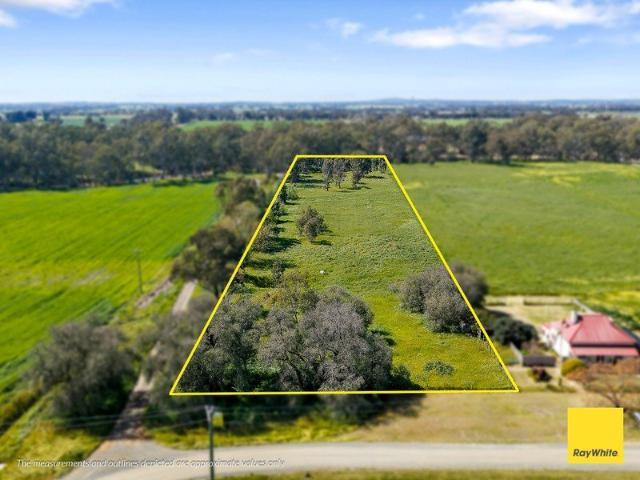 Peaceful 5 Acre Lifestyle Setting Along the Campaspe River