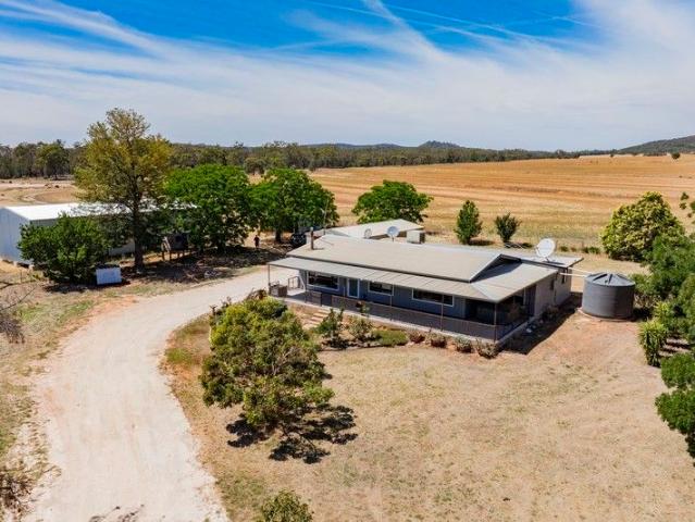Peaceful 10 Acre* Lifestyle Escape Only 15 Minutes from Town