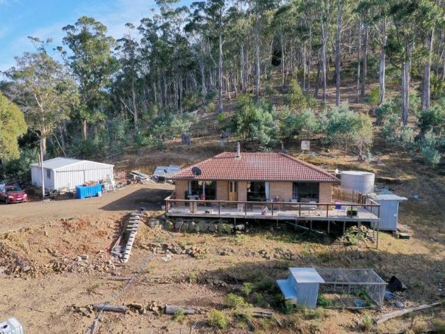 Peaceful 10 Acre Lifestyle Retreat with Stunning Valley Views