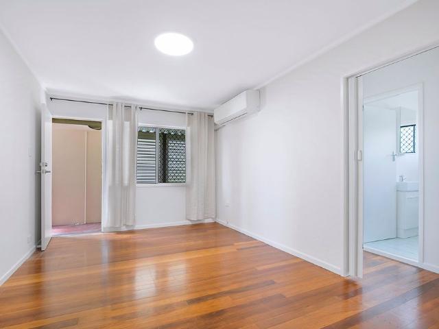 Peaceful 2 bedroom unit in blue chip suburb