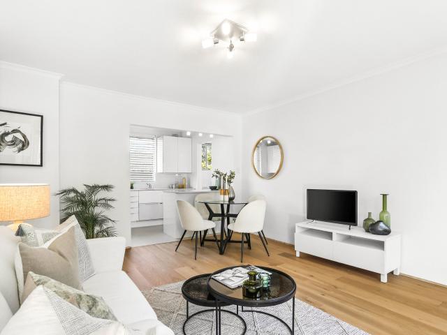 PEACEFUL TOP FLOOR APARTMENT IN A BOUTIQUE BLOCK