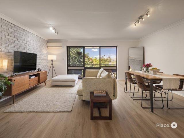 Peaceful Top Floor Living with a Leafy Outlook in the Heart of Kelvin Grove