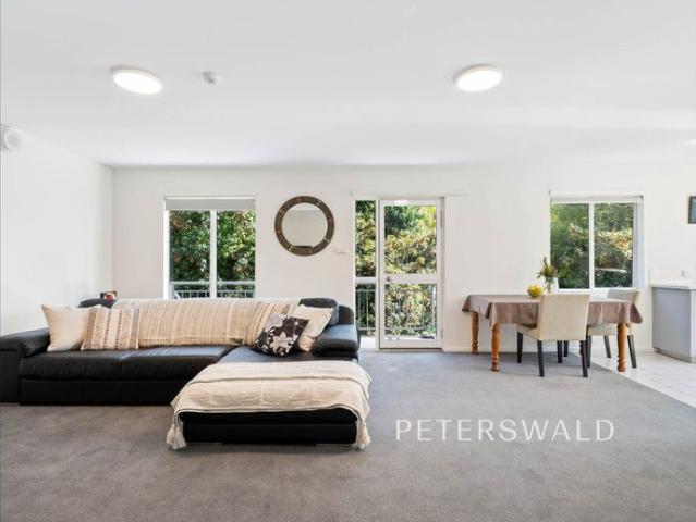 Peaceful Top Floor Retreat with Leafy Views
