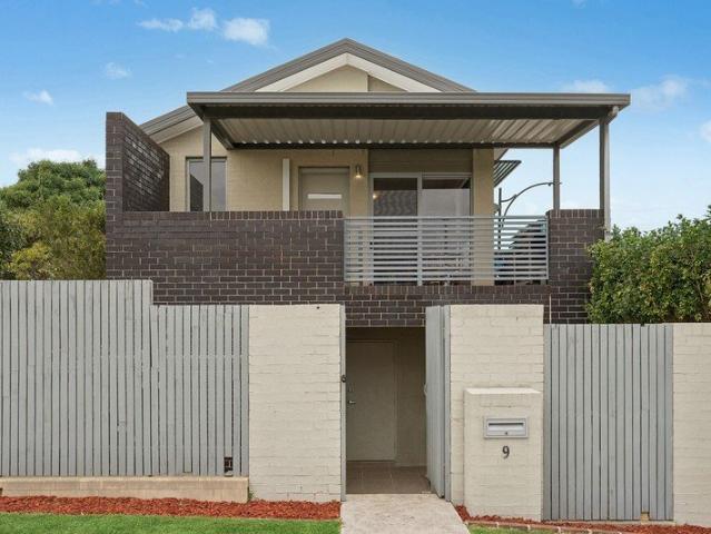 Peaceful townhouse in convenient location