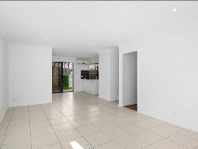 Peaceful Townhouse with Single Parking – 88 Shelduck Place, Calamvale, 4116 Your Tranquil Retreat Awaits!