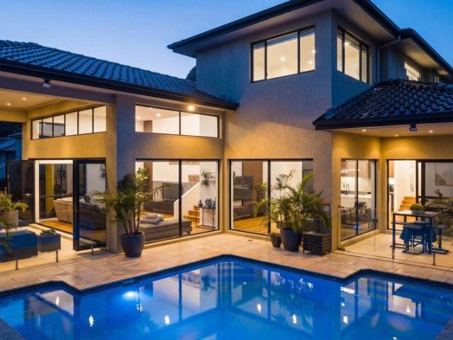 Peaceful tree lined oasis with magnificent ocean & escarpment views