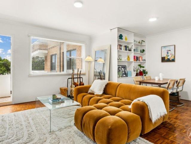 Peaceful Two Bedroom Apartment with Water Glimpses in North Maroubra