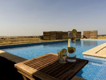 Peaceful villa near Évora with pool & private 12ha