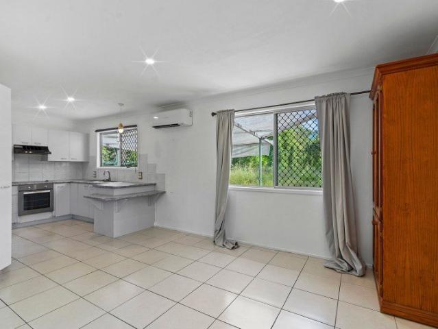Peaceful Acreage Living with Modern Conveniences in Pallara
