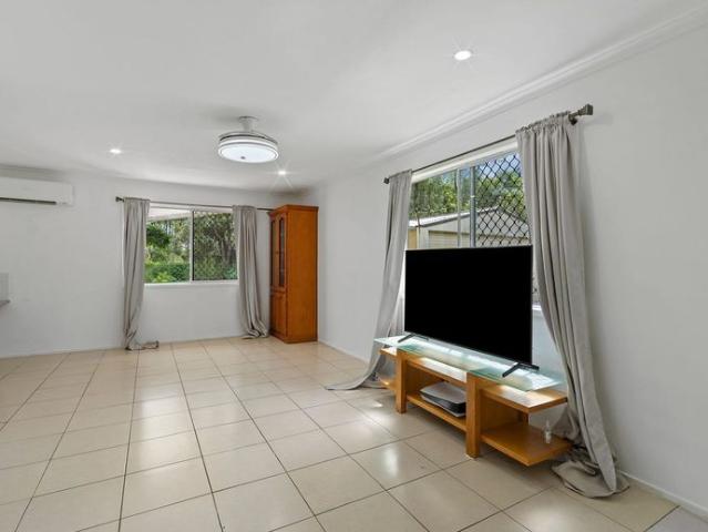 Peaceful Acreage Living with Modern Conveniences in Pallara
